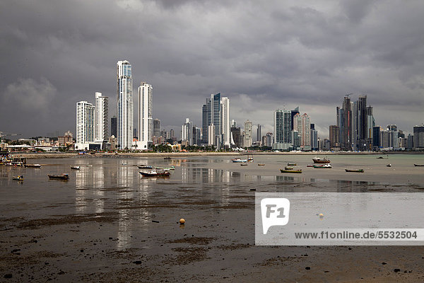 Skyline Skylines Wolke Dunkelheit über Sturm Großstadt Mittelamerika Panama