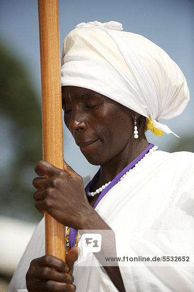 Frau ins Gebet versunken  Bamenda  Kamerun  Afrika