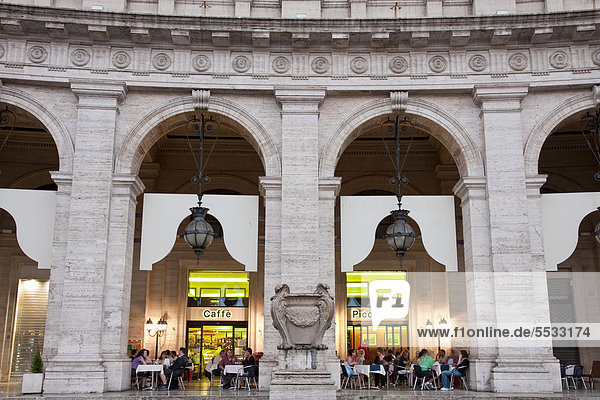 Cafe unter den Arkaden in der Abenddämmerung  Piazza della Repubblica  Rom  Italien  Europa.