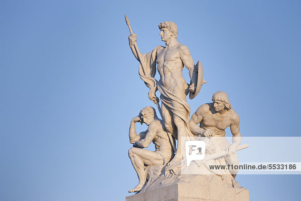 Figurengruppe aus Marmor des Monuments Il Vittoriano im Abendlicht  Rom  Italien  Europa