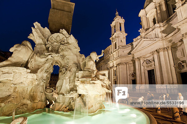 Fontana dei Quattro Fiumi von Bernini und Sant'Agnese in Agone in der Abenddämmerung  Piazza Navona  Rom  Italien  Europa