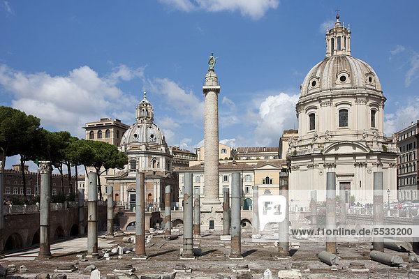 Trajanssäule mit der Asche von Trajan und dessen Frau  Rom  Italien  Europa