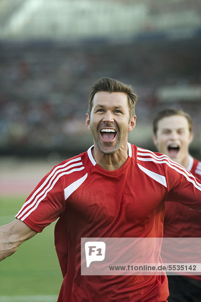 Fußballspieler schreien im Sieg