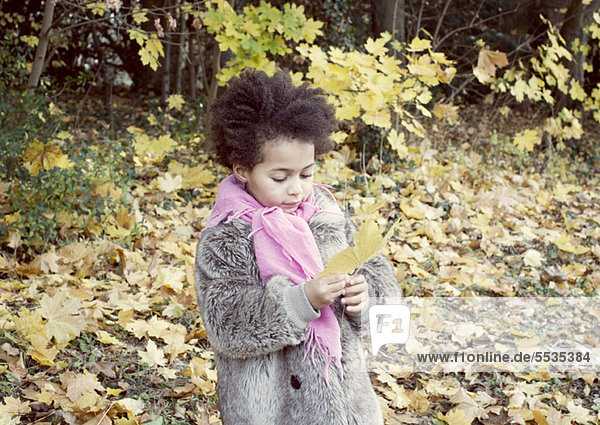 Kleines Mädchen mit Herbstblatt  Portrait