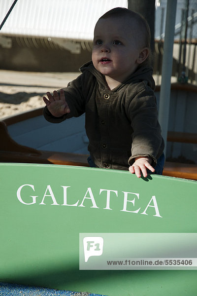 Kleinkind spielt im Boot