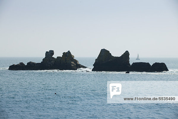 Felsen vor der Küste der Halbinsel Crozon  FinistËre  Bretagne  Frankreich