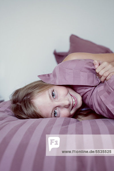 Mädchen faulenzen am Bett