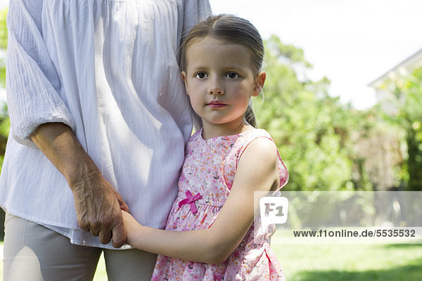 Kleines Mädchen hält Großmutters Hände  abgeschnitten