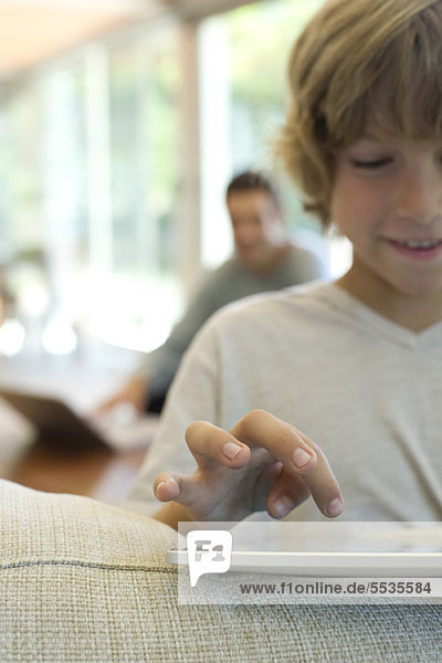 Junge mit digitalem Tablett  Fokus auf der Hand