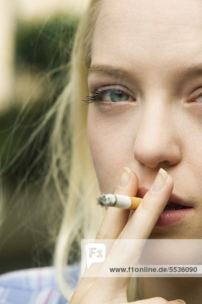 Junge Frau raucht Zigarette