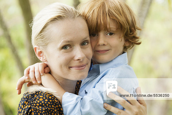 Mutter und Sohn umarmend  Portrait