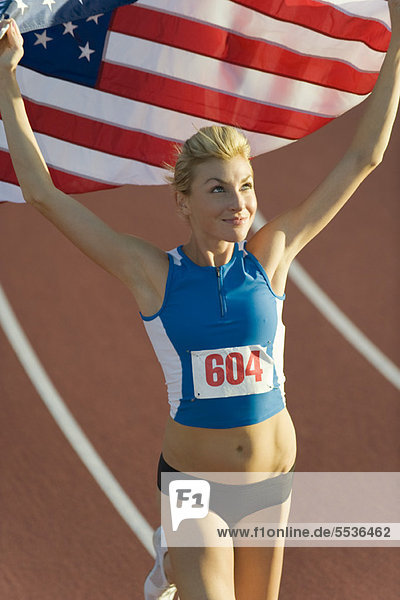 Frau läuft auf der Strecke mit amerikanischer Flagge