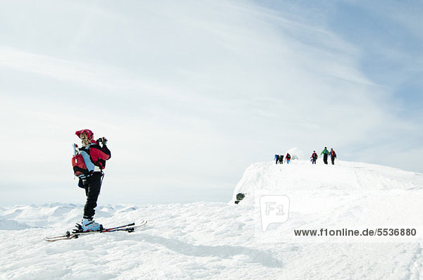 Frau beim Skifahren