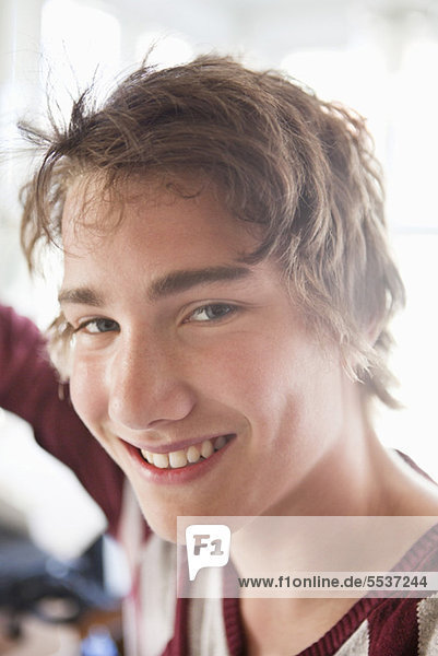 Porträt eines lächelnden Teenagers