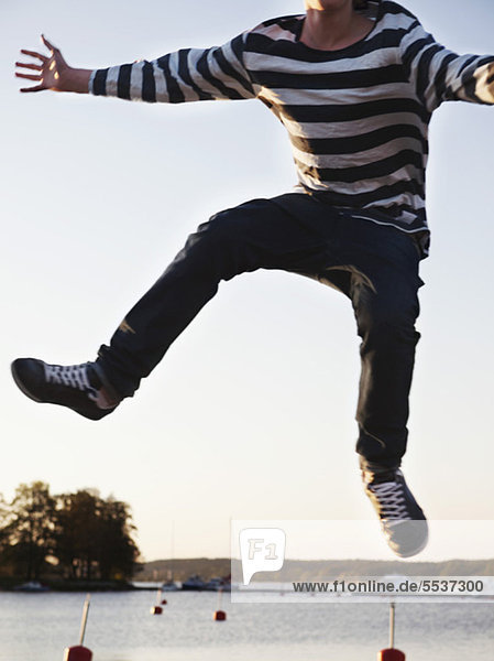 Teenager-Junge genießt Freiheit beim Springen