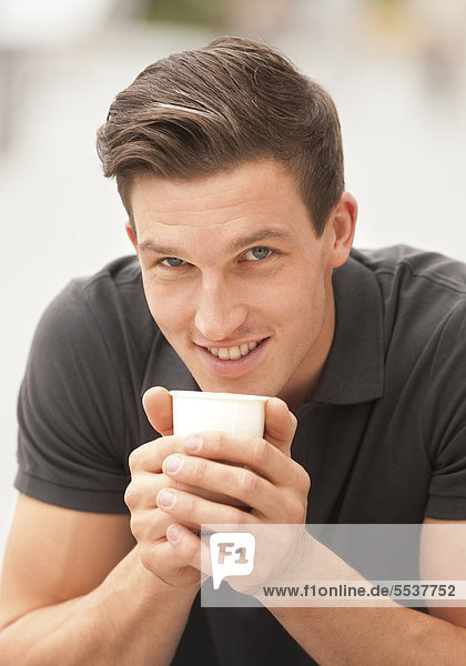 Junger Mann Mit Kaffeebecher