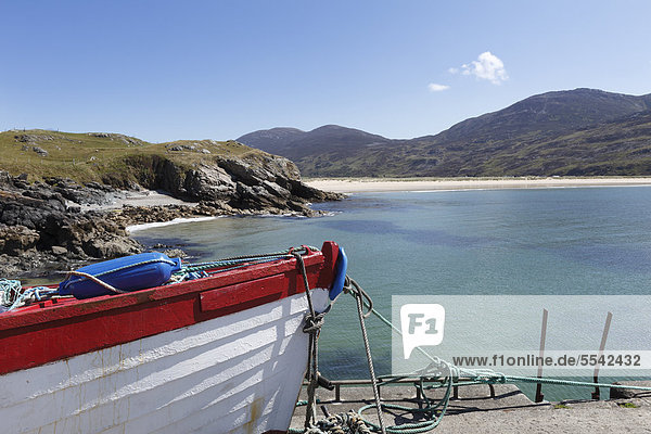 Fischerboot  Leenan Head mit Leenan Strand  Inishowen-Halbinsel  County Donegal  Irland  Britische Inseln  Europa  ÖffentlicherGrund