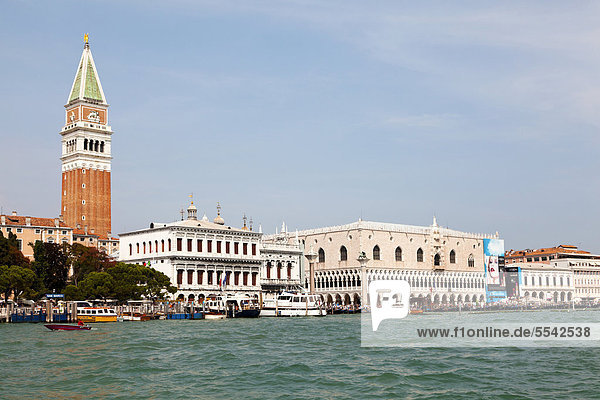 Blick auf den Campanile oder Markusturm und Dogenpalast  Venedig  Italien  Europa