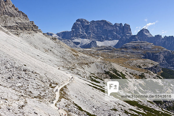 Tre Cime di Lavaredo oder Drei Zinnen Wanderweg  Dolomiten  Italien  Europa