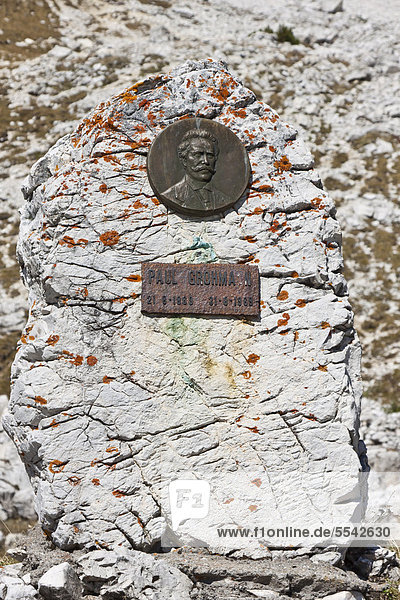 Gedenkstein Paul Grohmann  Erstbesteiger der Großen Zinnen  1869  Tre Cime di Lavaredo oder Drei Zinnen  Hochpustertal  Sextener Dolomiten  Italien  Europa