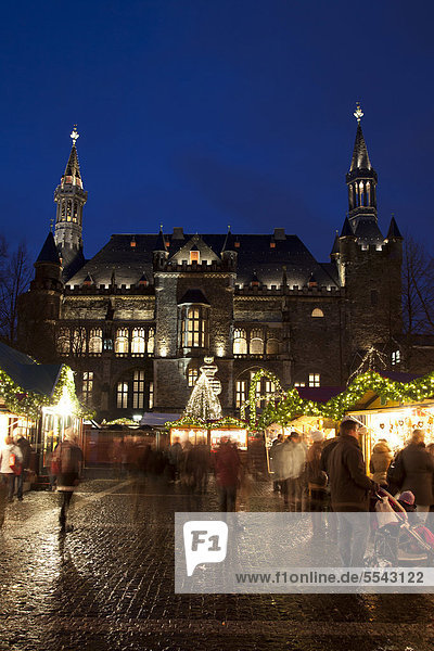 Aachener Weihnachtsmarkt mit Rathaus  bei Nacht  Aachen  Nordrhein-Westfalen  Deutschland  Europa