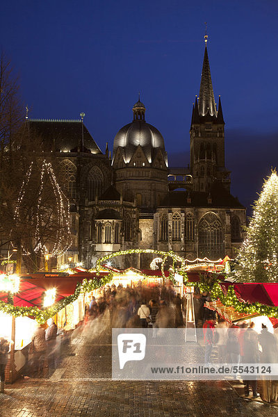 Aachen Christmas market with Aachen Cathedral at night  Aachen  North Rhine-Westphalia  Germany  Europe