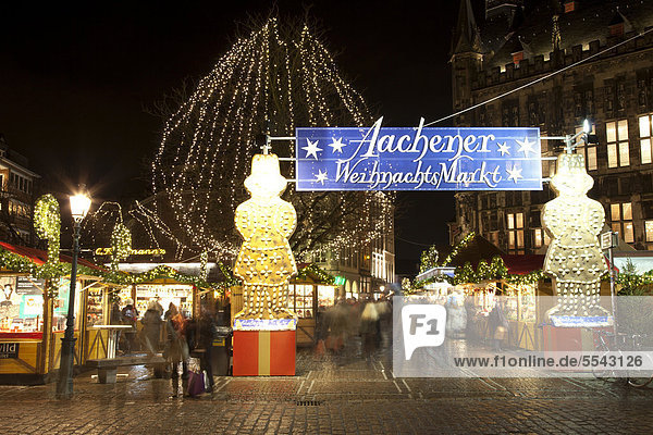 Aachener Weihnachtsmarkt  bei Nacht  Aachen  Nordrhein-Westfalen  Deutschland  Europa