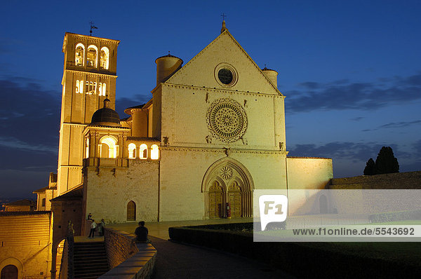 Basilika San Francesco  Basilika des Heiligen Franziskus von Assisi in der Dämmerung  UNESCO Welterbe  Assisi  Perugia  Region Umbrien  Italien  Europa