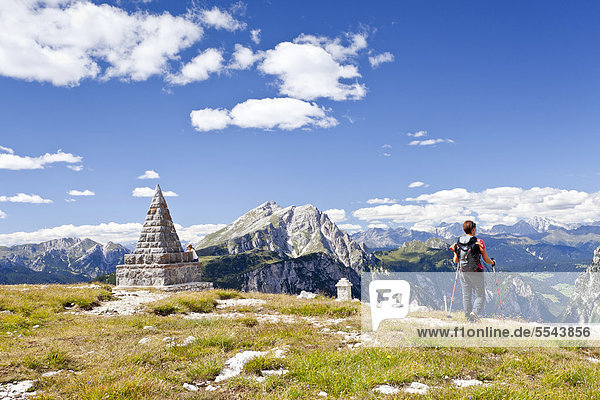 Wanderin genießt Ausblick  Monte Piano im Hochpustertal  Dolomiten  Südtirol  Italien  Europa