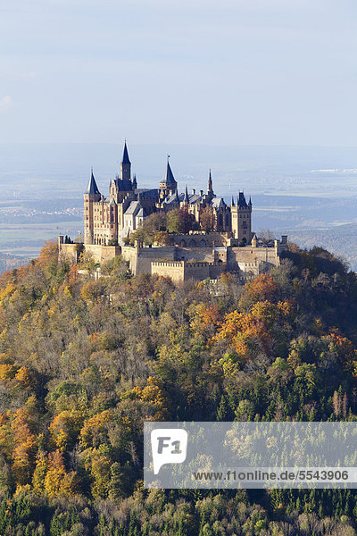 Burg Hohenzollern im Herbst  Zollernalb  Schwäbische Alb  Baden-Württemberg  Deutschland  Europa