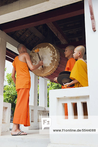 Mönche trommeln im Wat Sop Sickharam Tempel  Luang Prabang  UNESCO-Weltkulturerbe  Laos  Indochina  Asien