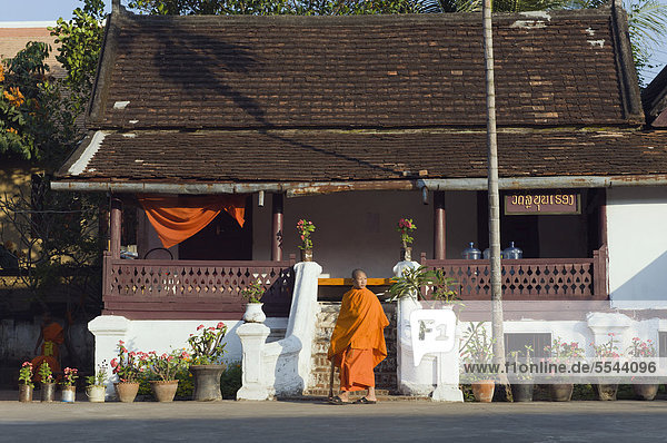 Mönch am Tempel  Wat Sibounheuang  Luang Prabang  UNESCO-Weltkulturerbe  Laos  Indochina  Asien