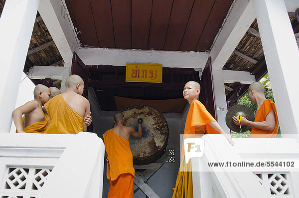 Mönche trommeln im Tempel  Luang Prabang  UNESCO-Weltkulturerbe  Laos  Indochina  Asien