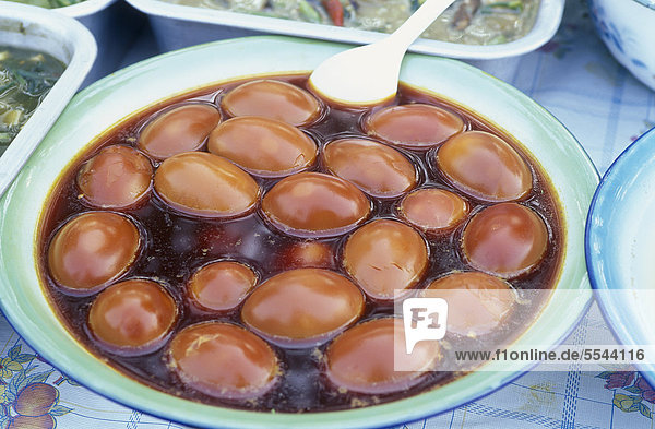 Eingelegte Eier  Talat Tha Heua Markt  Luang Prabang  Laos  Indochina  Asien