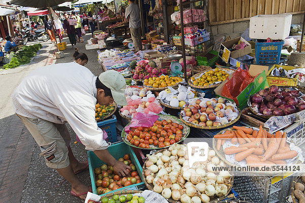 Obst und Gemüse auf dem Morgenmarkt  Luang Prabang  Laos  Indochina  Asien