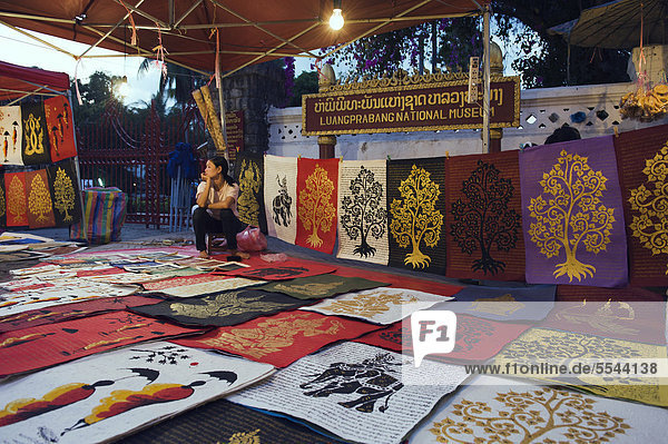 Frau verkauft Bilder auf dem Nachtmarkt  Luang Prabang  Laos  Indochina  Asien