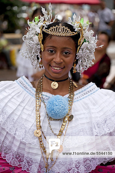 Tänzerin einer Folkloregruppe in einheimischer Tracht mit Kopfschmuck  Panama Stadt  Panama  Mittelamerika