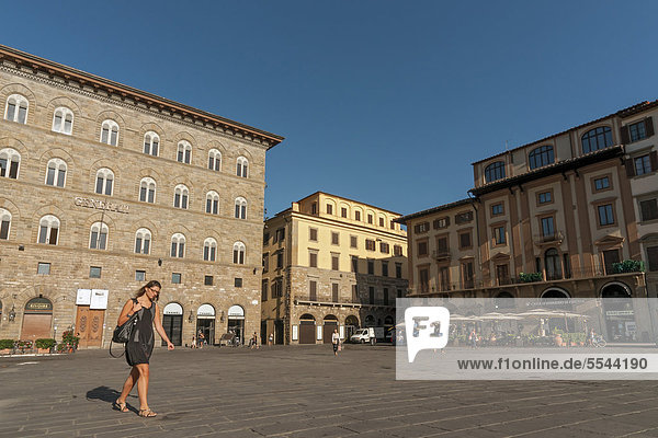 Junge Frau auf dem Platz Piazza della Signoria  Florenz  Toskana  Italien  Europa
