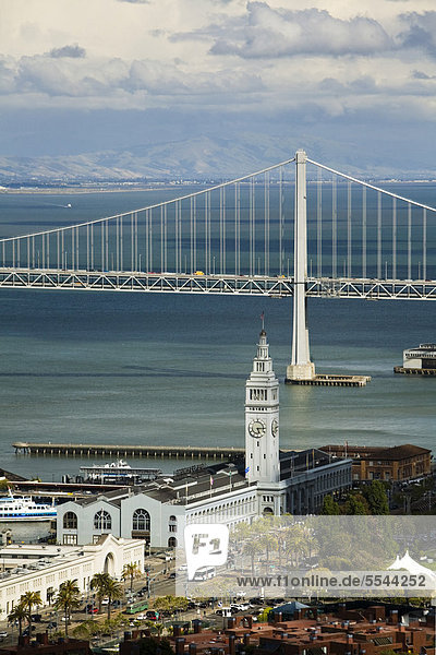 Blick vom Coit Tower auf die San-Francisco-Bucht mit der Oakland Bay Bridge und dem Ferry Building  San Francisco  Kalifornien  USA