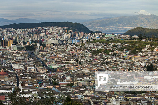 Quito Hauptstadt über Stadt Geschichte Fokus auf den Vordergrund Fokus auf dem Vordergrund Ansicht Ecuador Südamerika