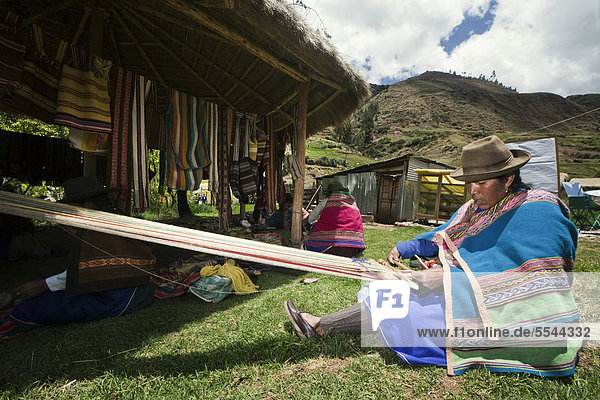 Frauen bei Textilarbeiten  Dorfbewohner werden in erneuerbaren Energien und traditionellem Handwerk geschult  Entwicklungsprojekt des CECADE  Centro de Capacitacion para el Desarrollo  Trainingszentrum für Entwicklung  für ländliche Gebiete im Hochland  Yaurisque  Peru  Südamerika