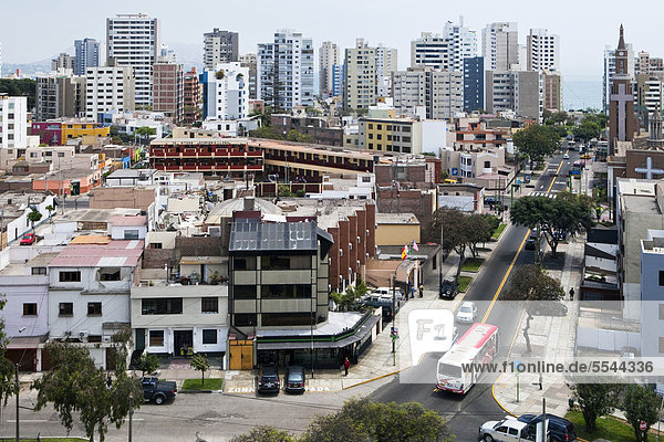 Avenida Santa Cruz im Stadtteil Miraflores  Lima  Peru  Südamerika