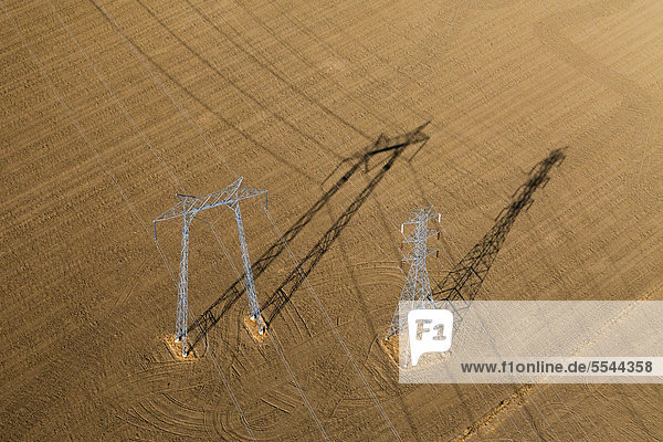 Luftaufnahme  Hochspannungsmasten in der Agrarlandschaft des Central Valley  Coalinga  Kalifornien  USA  Nordamerika