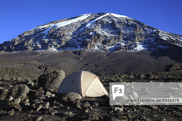Zelt mit Blick zum Gipfel des Kilimandscharo  von der Barranco Hut aus gesehen  Tansania  Afrika