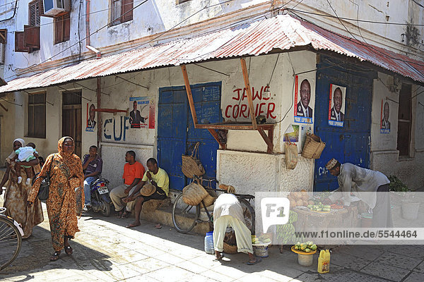 Street scene in the historic town centre of Stone Town  Zanzibar  Tanzania  Africa