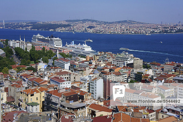 über Großstadt Turm Ansicht Bosporus Istanbul Türkei