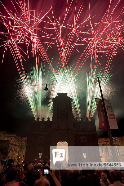 Feuerwerk an der Porta Pia zum Jubiläum der Hauptstadt  Rom  Italien  Europa