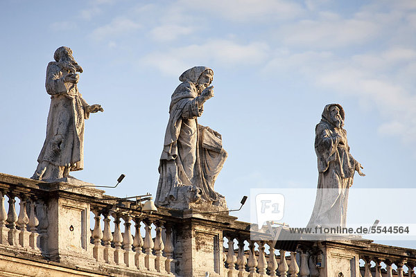 Heiligenstatuen auf den Kolonnaden des Petersplatzes  Rom  Italien  Europa