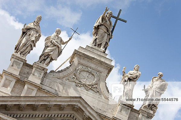 Christus und Figuren der Apostel auf der Fassade von San Giovanni in Laterano  Rom  Italien  Europa