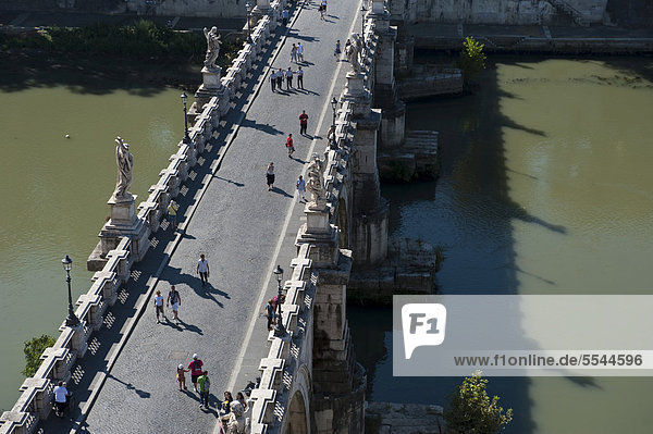Blick von der Engelsburg auf die Engelsbrücke  Rom  Italien  Europa